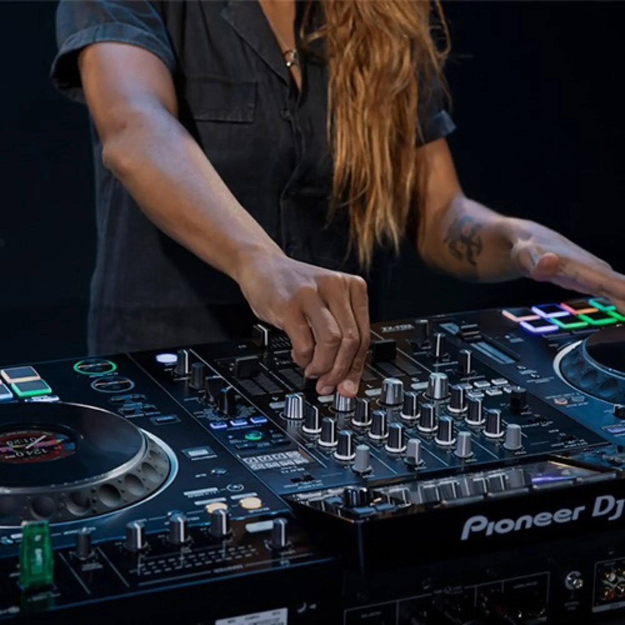 Pioneer DJ XDJ-XZ Professional All-in-One DJ System with Rekordbox and Serato DJ Pro, Professional Portable Audio Equipment